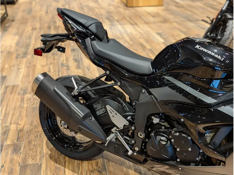 2026 Kawasaki Ninja ZX-6R // Metallic Matte Graphenesteel Gray/Metallic Spark Black/Pearl Storm Gray