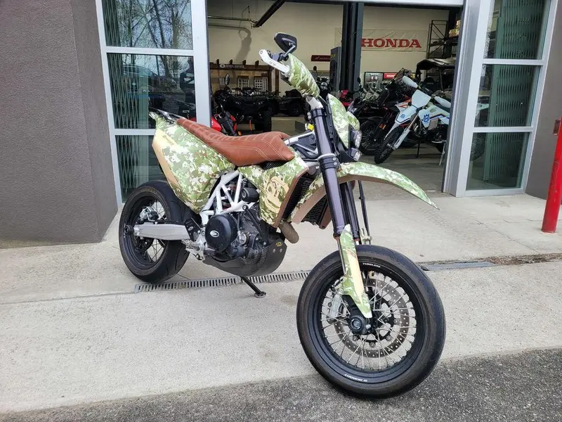 2017 Husqvarna 701 Supermoto thumbnail 3