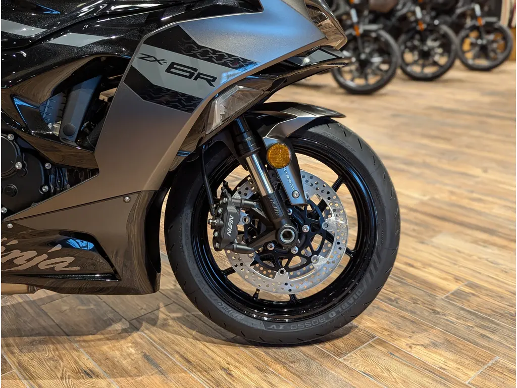 New 2026 Kawasaki Ninja ZX-6R // Metallic Matte Graphenesteel Gray