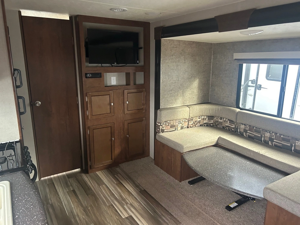 Coachmen Freedom Express 24se 2018 alt
