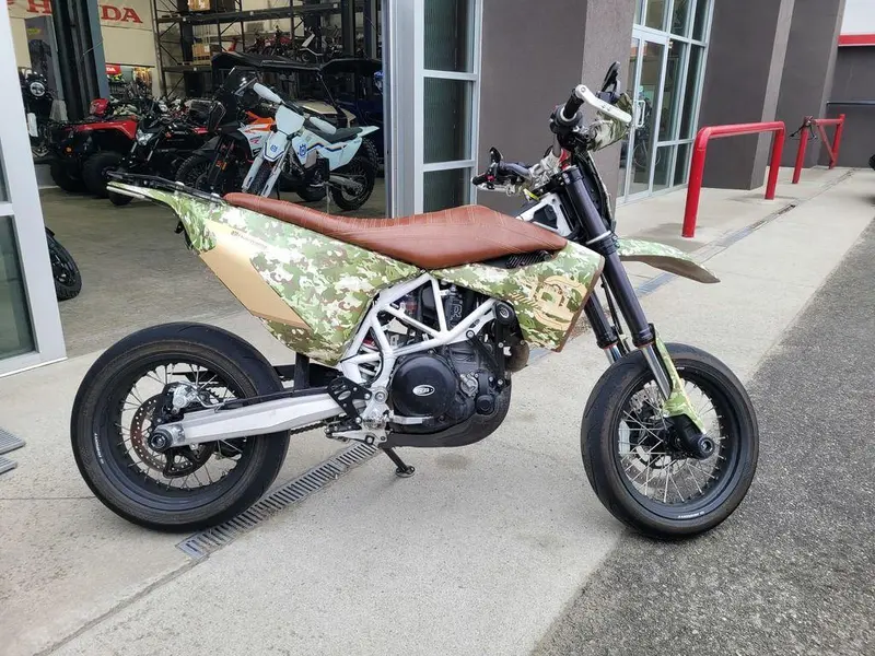 2017 Husqvarna 701 Supermoto thumbnail 4