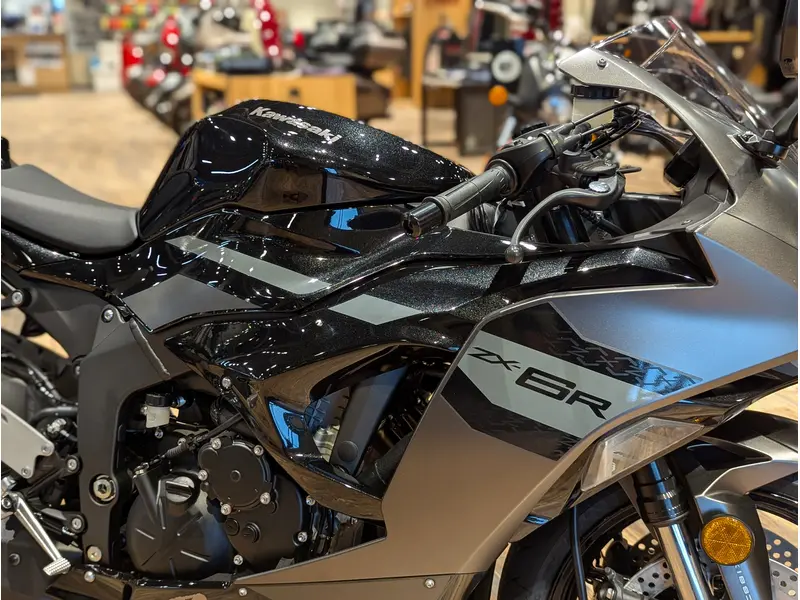 2026 Kawasaki Ninja ZX-6R // Metallic Matte Graphenesteel Gray/Metallic Spark Black/Pearl Storm Gray