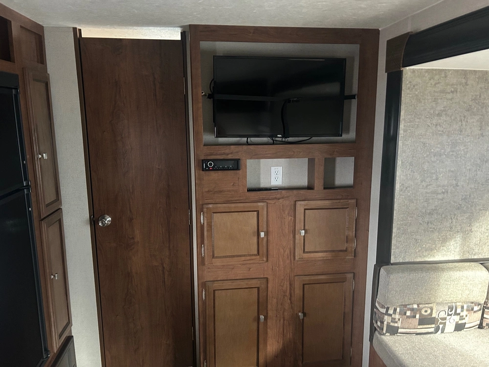 Coachmen Freedom Express 24se 2018 alt