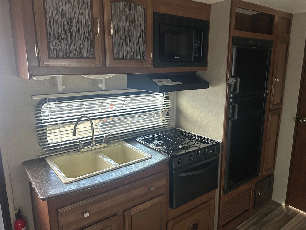 Coachmen Freedom Express 24se 2018 alt
