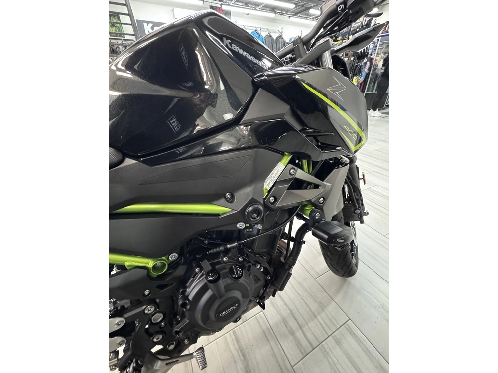 Kawasaki Z400 2023 alt