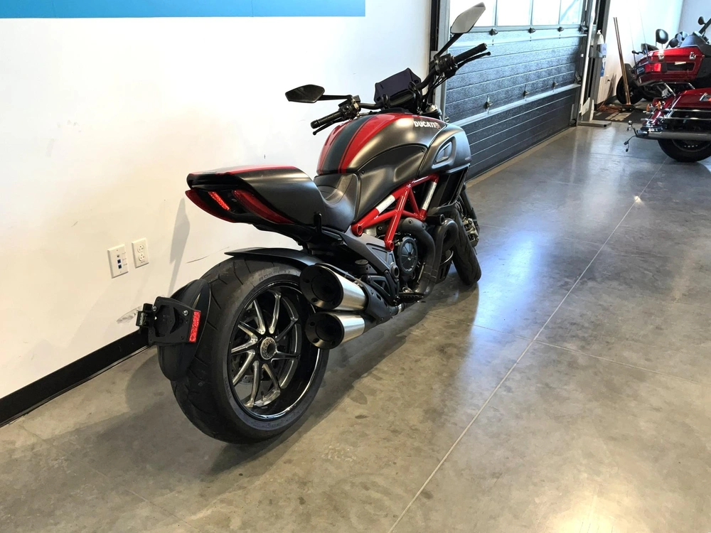 Ducati Diavel Carbon 2015 alt