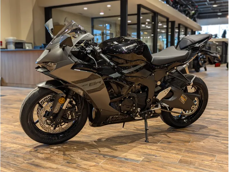 2026 Kawasaki Ninja ZX-6R // Metallic Matte Graphenesteel Gray/Metallic Spark Black/Pearl Storm Gray