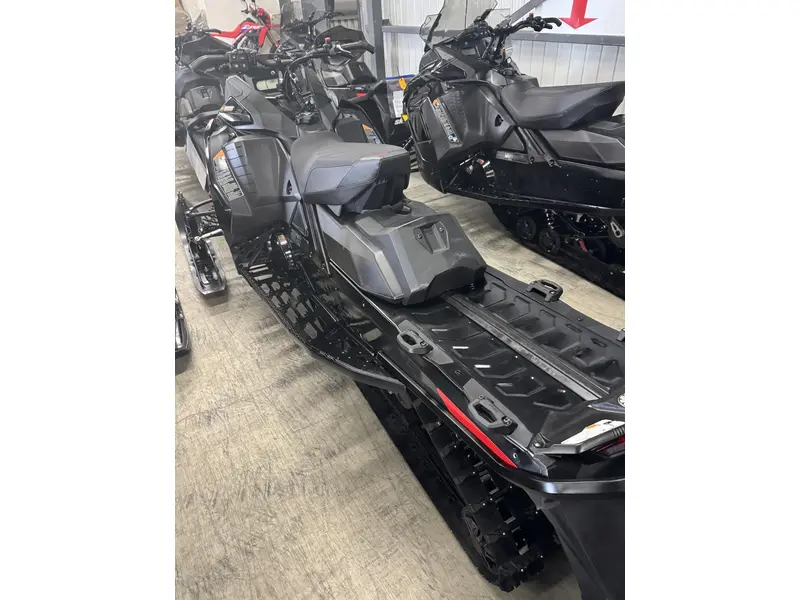 2025 Ski-Doo MXZ XRS 850 ICE RIPPER XT 1.25