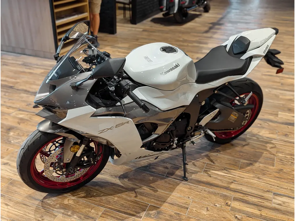 Used 2025 Kawasaki Ninja ZX-6R // Pearl Robotic White/Metallic
