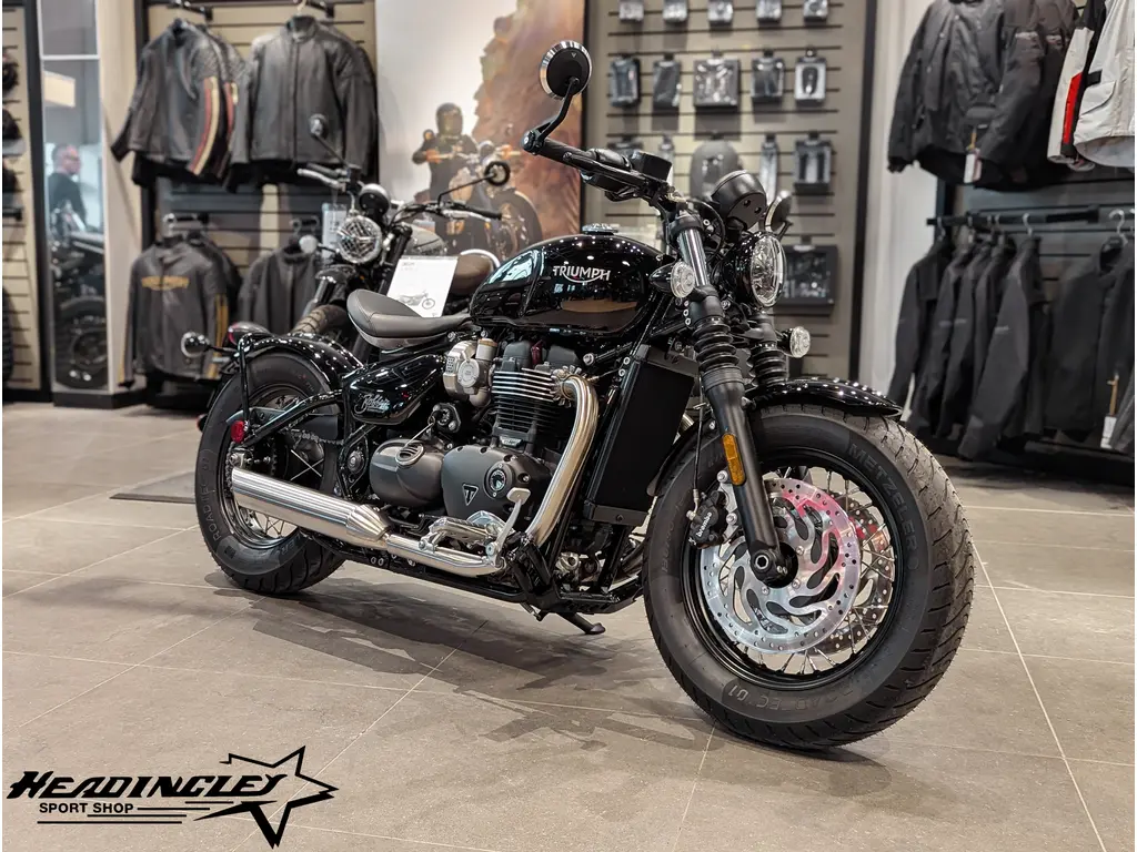 2025 Triumph Bonneville Bobber // Jet Black w/ Forward Controls, Machined Mirrors and Blacked-Out Badging
