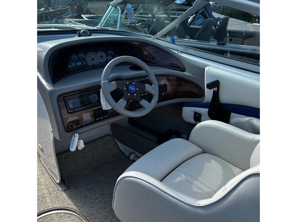 2001 Four Winns 230 Horizon alt