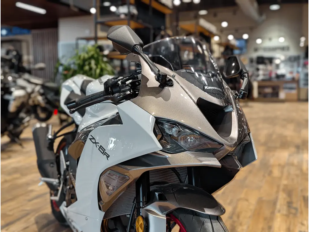 mamaAQ白301 Used 2025 Kawasaki Ninja ZX-6R // Pearl Robotic White/Metallic