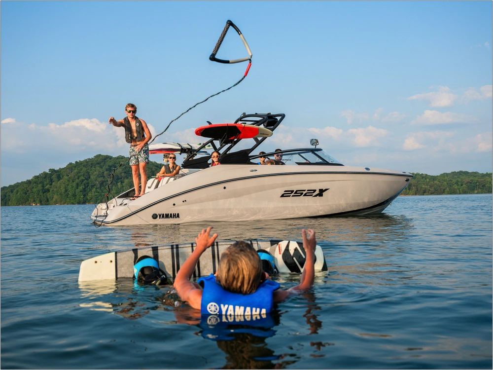 2026 Yamaha 252xe alt