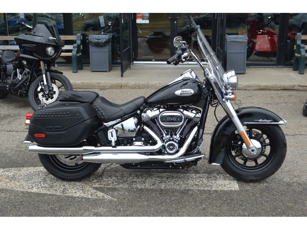 2022 Harley-Davidson FLHCS