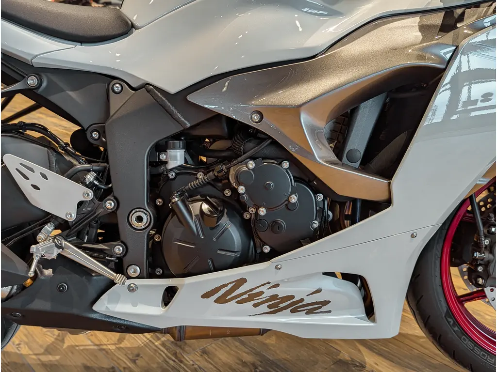 Used 2025 Kawasaki Ninja ZX-6R // Pearl Robotic White/Metallic