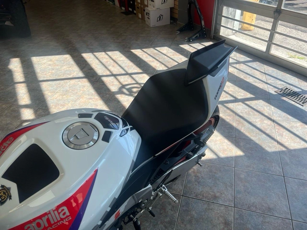 Aprilia Tuono V4 1100 Factory 2023 alt