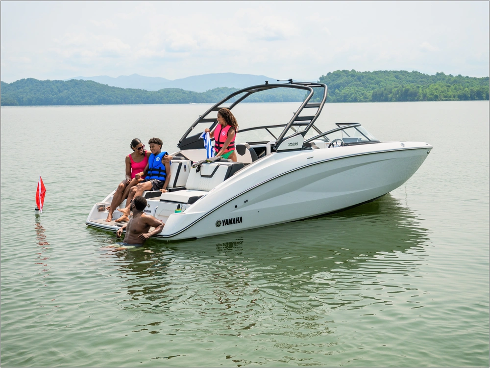 2026 Yamaha 252s alt