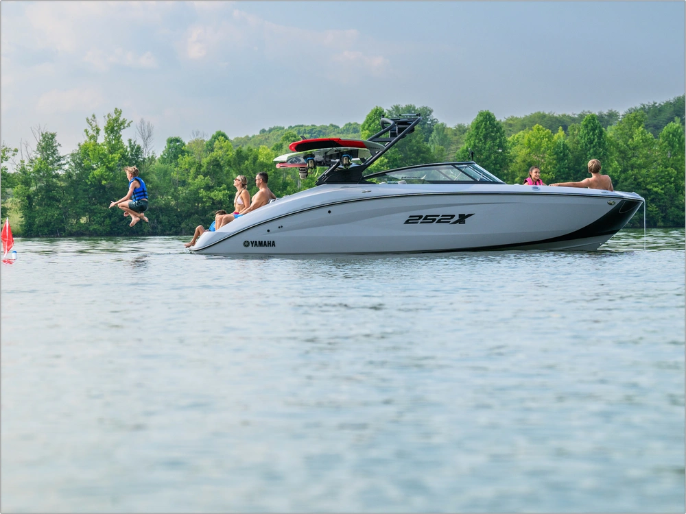 2026 Yamaha 252xe alt