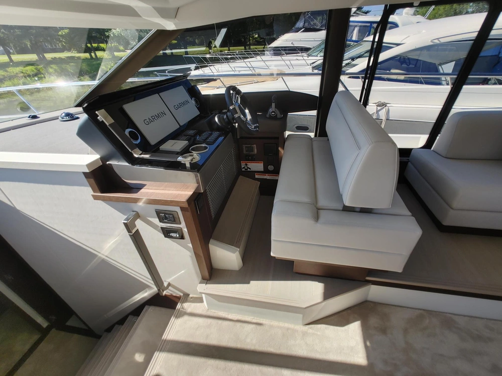 2023 Prestige Yachts 520 S alt