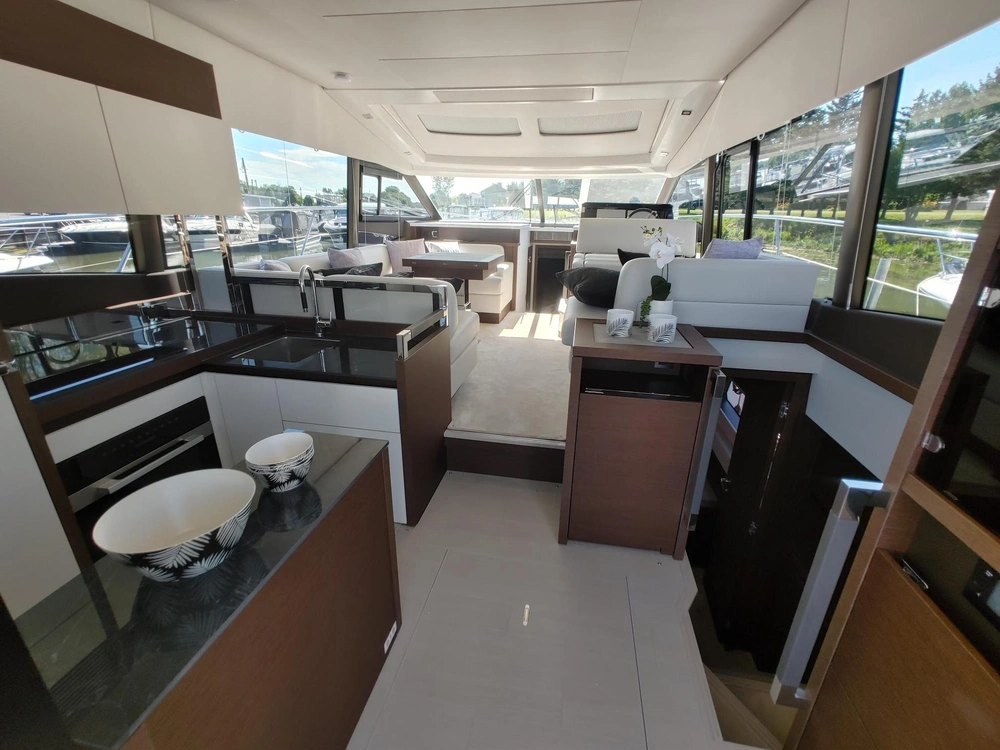 2023 Prestige Yachts 520 S alt