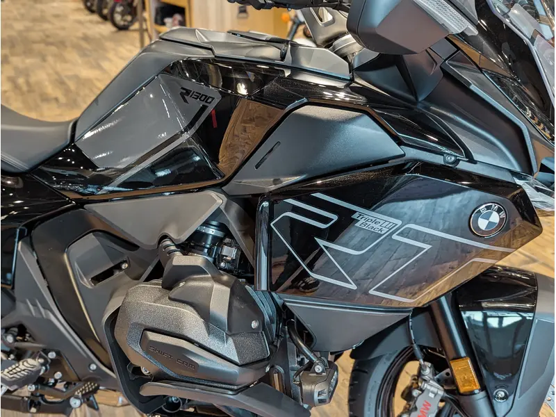 2026 BMW R 1300 RT // Triple Black