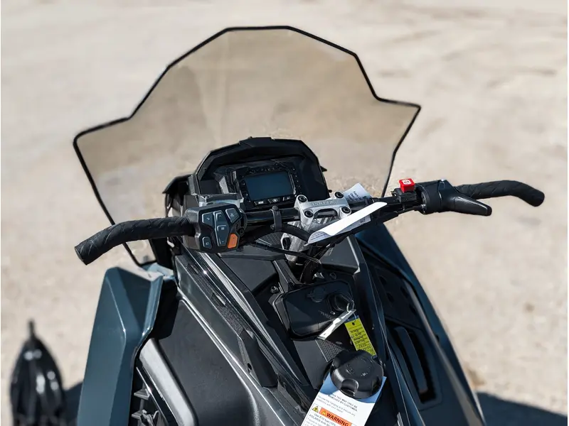 2026 Polaris 650 Voyageur SP 146 // Gloss Black/Blue Dusk