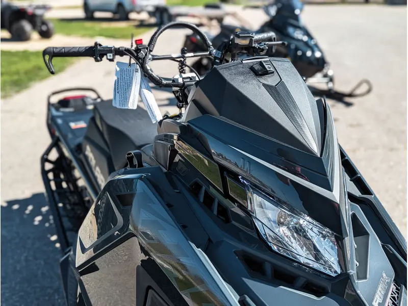 2026 Polaris 850 RMK Khaos 146 // Gloss Black/Blue Dusk