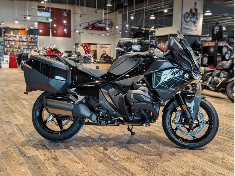 2026 BMW R 1300 RT // Triple Black