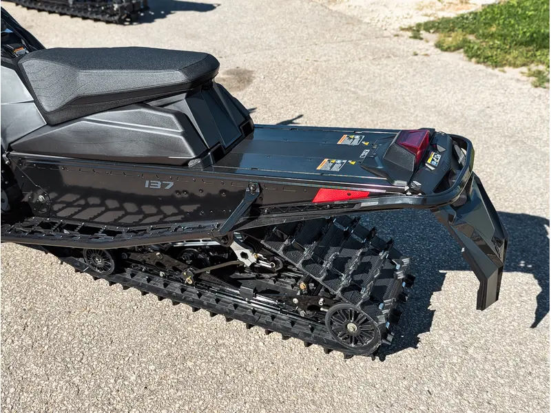 2026 Polaris 650 INDY XC 137 // Gloss Black/Blue Dusk