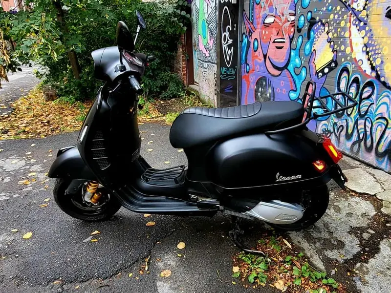 2020 Vespa GTS Super 300 Notte thumbnail 2