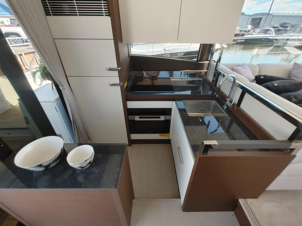 2023 Prestige Yachts 520 S alt