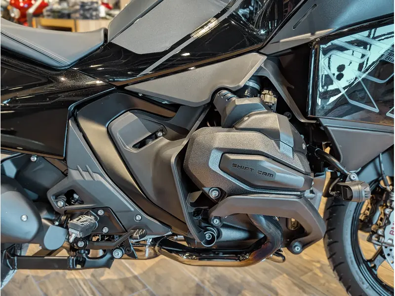 2026 BMW R 1300 RT // Triple Black