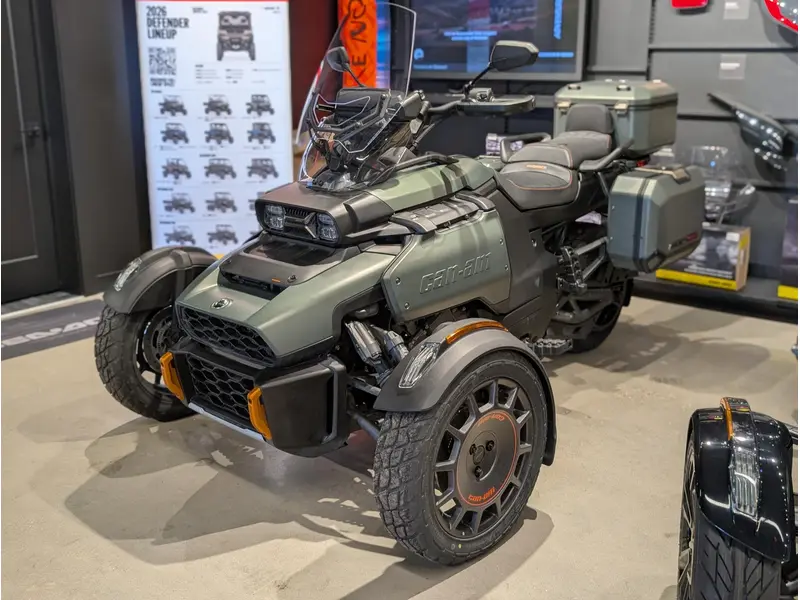 Can-Am *DEMO* Canyon Redrock - Moss Green 2025