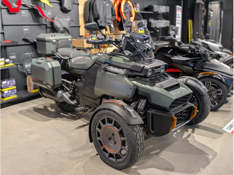 Can-Am *DEMO* Canyon Redrock - Moss Green 2025