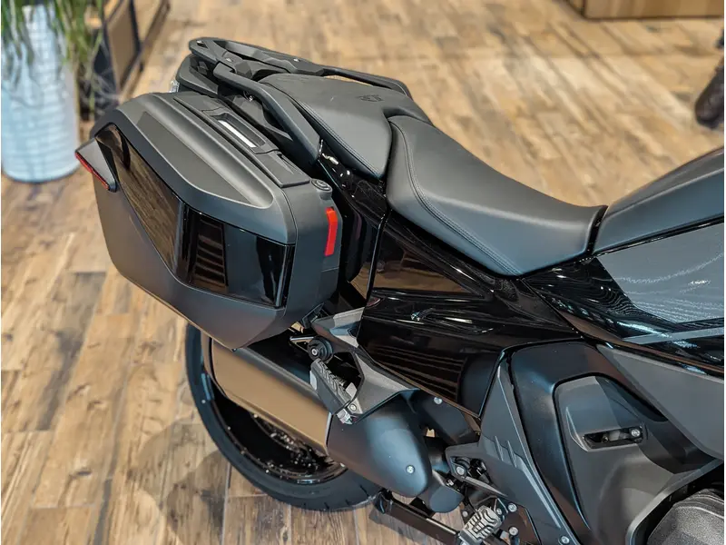 2026 BMW R 1300 RT // Triple Black