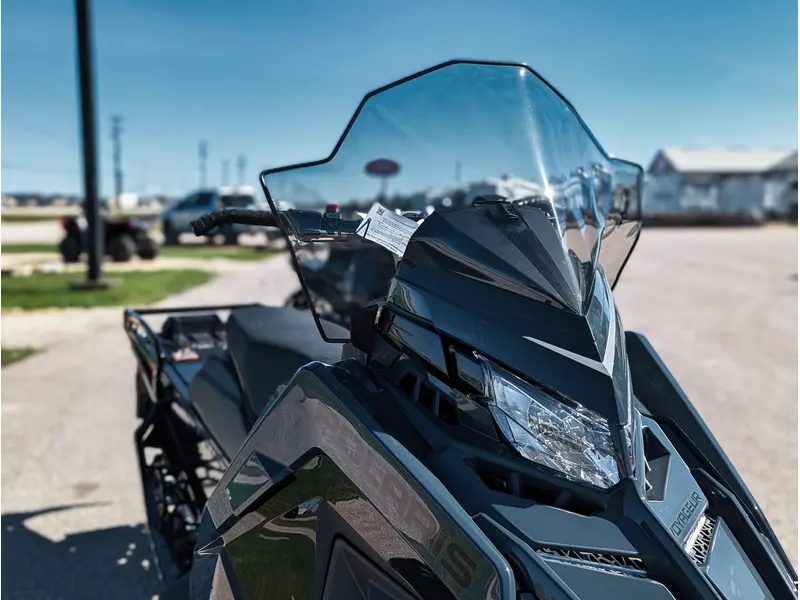 2026 Polaris 650 Voyageur SP 146 // Gloss Black/Blue Dusk