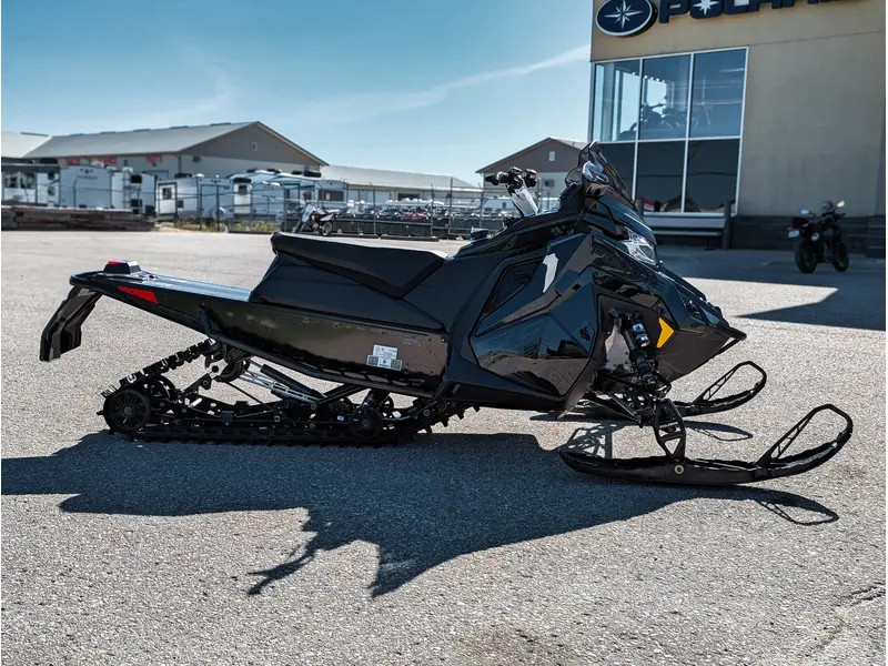 2026 Polaris 650 INDY XC 137 // Gloss Black/Blue Dusk