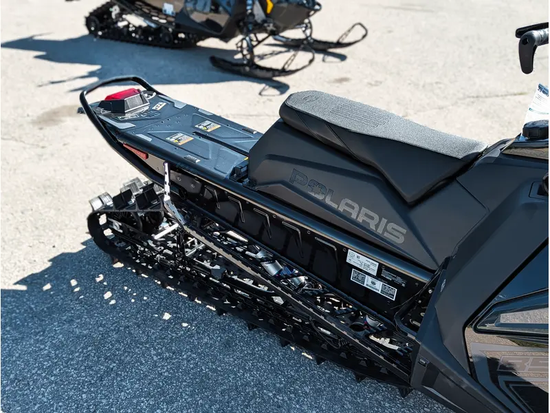 2026 Polaris 850 RMK Khaos 146 // Gloss Black/Blue Dusk