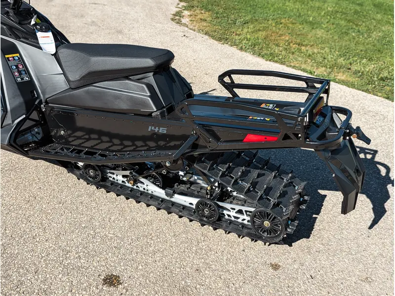 2026 Polaris 650 Voyageur SP 146 // Gloss Black/Blue Dusk