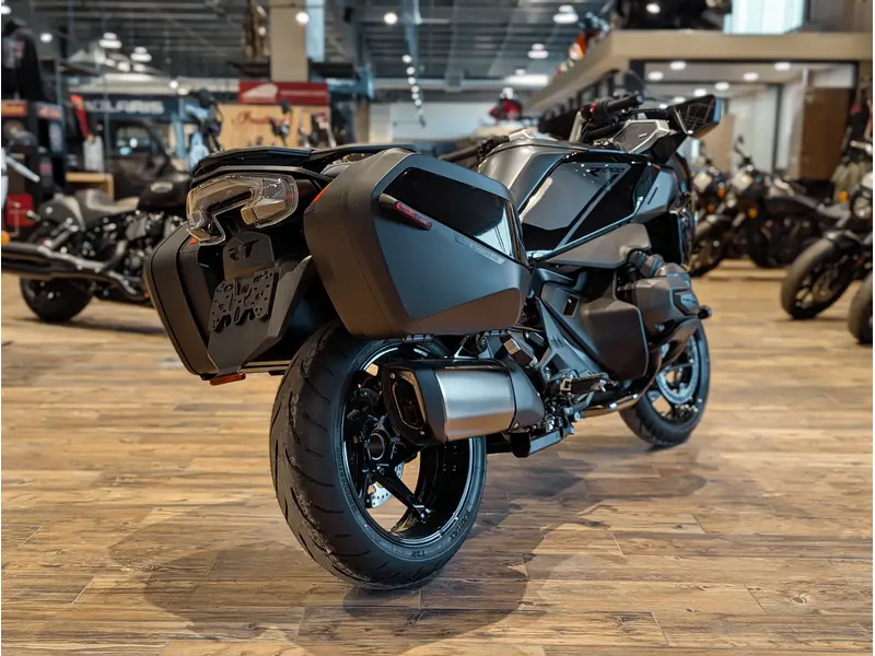 2026 BMW R 1300 RT // Triple Black