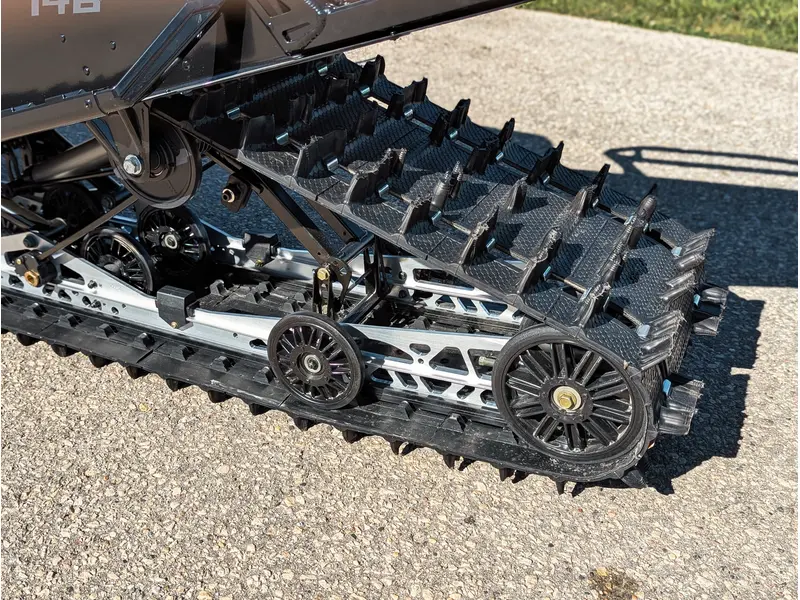 2026 Polaris 650 Voyageur SP 146 // Gloss Black/Blue Dusk