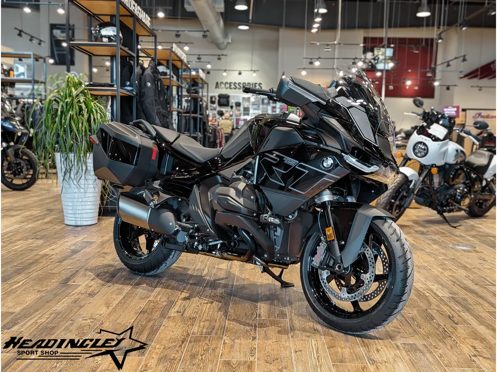 2026 BMW R 1300 RT // Triple Black 