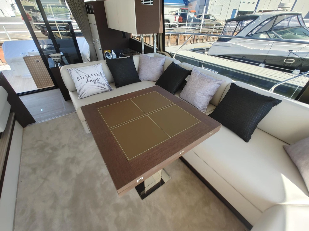 2023 Prestige Yachts 520 S alt