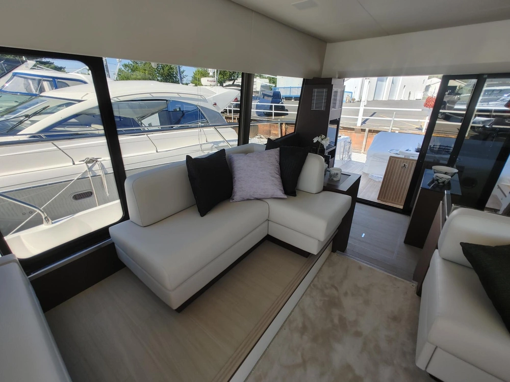 2023 Prestige Yachts 520 S alt