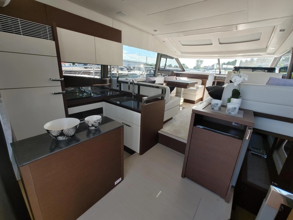 2023 Prestige Yachts 520 S alt