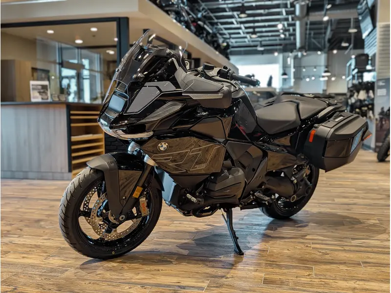 2026 BMW R 1300 RT // Triple Black