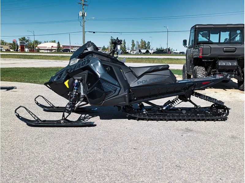 2026 Polaris 850 RMK Khaos 146 // Gloss Black/Blue Dusk