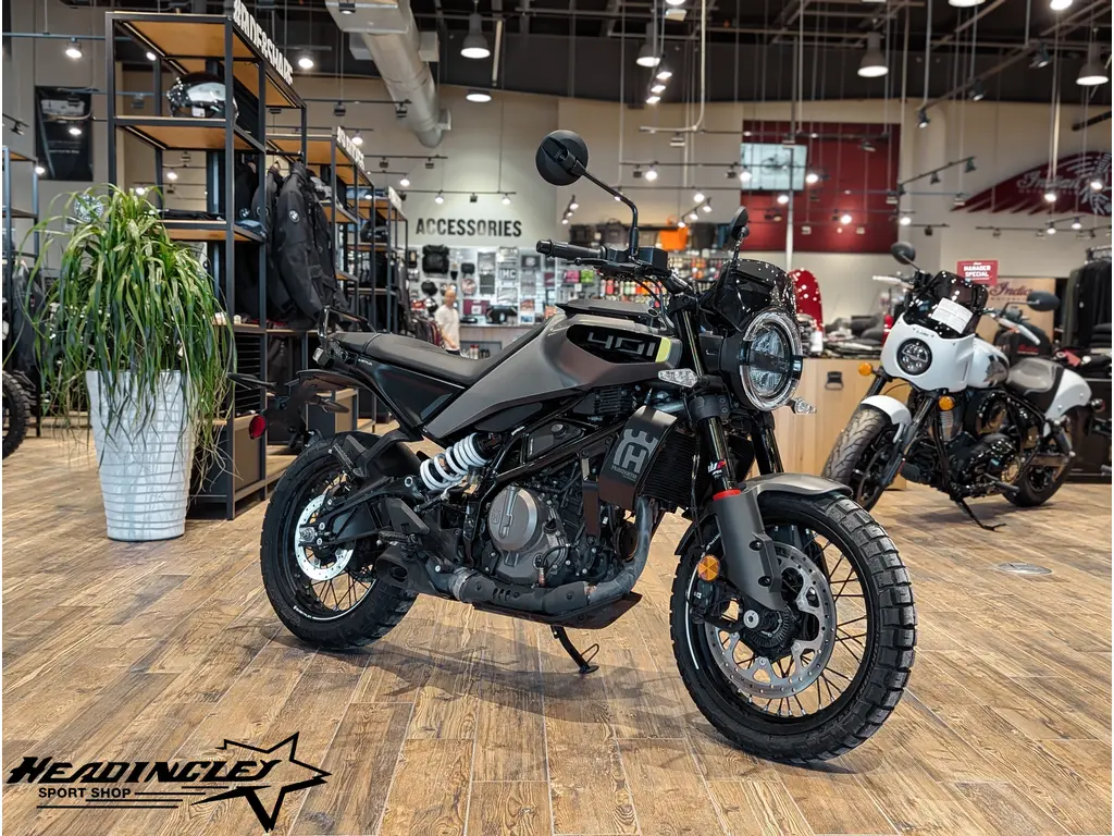 2024 Husqvarna Svartpilen 401 // Silver Grey 