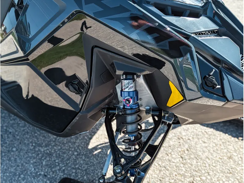 2026 Polaris 850 RMK Khaos 146 // Gloss Black/Blue Dusk