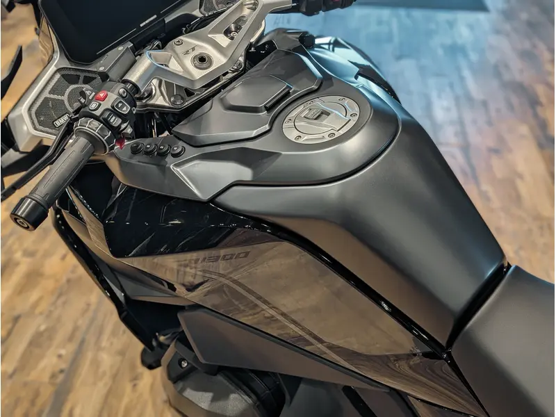 2026 BMW R 1300 RT // Triple Black